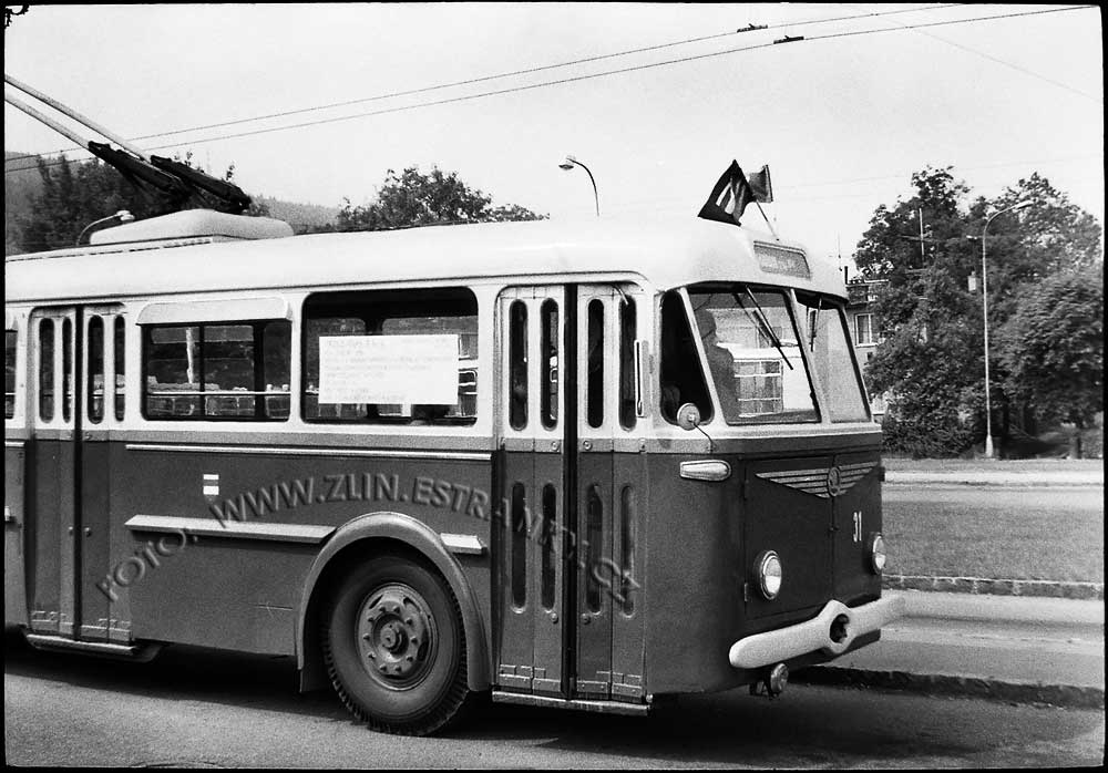 1989 - nadjezd na Již. svahy - zprovoznění trolejbusové dráhy 06