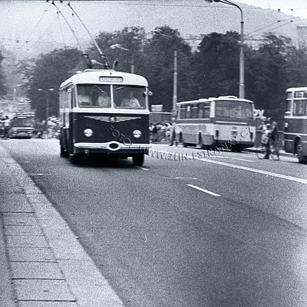1989 - nadjezd na Již. svahy - zprovoznění trolejbusové dráhy 07