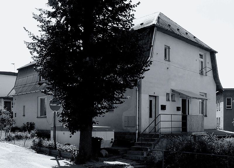 1918 - dělnický domek s mansardovou střechou - Kotěrova